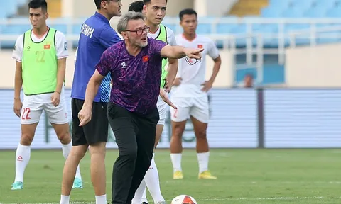 Bất ngờ với cách HLV Troussier thay đổi bóng đá Nhật Bản