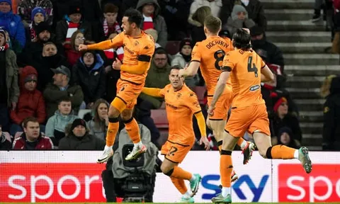 "Báu vật" Liverpool làm lu mờ em trai của Bellingham