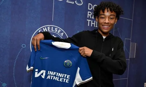 'Báu vật' tuổi 17 chính thức ký hợp đồng với Chelsea