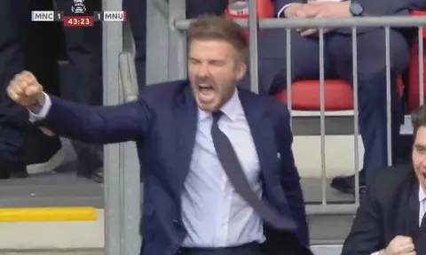 Beckham ăn mừng phấn khích sau bàn thắng của MU