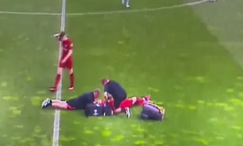 Rõ tình trạng của thần đồng Liverpool sau chấn thương kinh hoàng