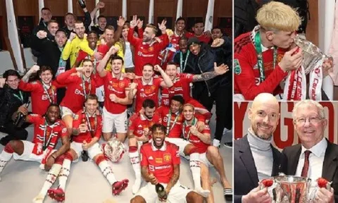 Bên trong phòng thay đồ M.U: Sir Alex tươi rói; Nụ hôn đầu tiên