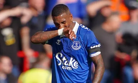Bênh vực hàng xóm Everton, Jamie Carragher cho rằng Man City xứng đáng phải xuống giải hạng 5