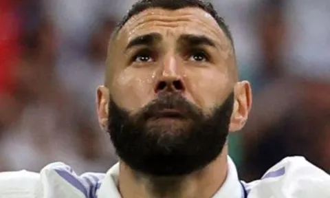 Benzema bật khóc sau bàn thắng cuối cùng cho Real Madrid