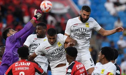 Benzema và Kante để lại dấu ấn, Al Ittihad dẫn dầu BXH