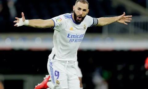 Benzema xuất sắc nhưng quá đơn độc trên hàng công Real