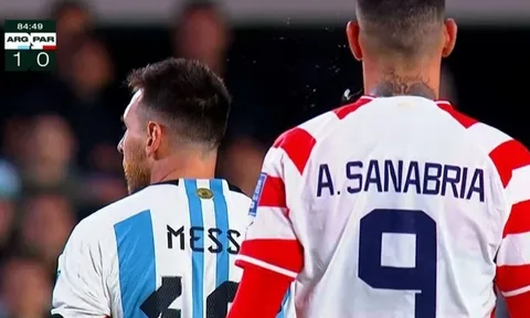 Bị đối thủ nhổ nước bọt, Messi đáp trả nhẹ nhàng mà sâu cay