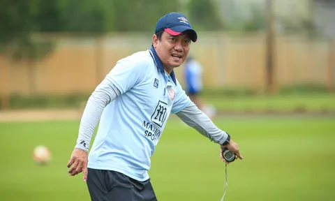 Bị HAGL lấy cầu thủ, HLV TP.HCM nói thẳng: "Còn quân đâu mà đá"