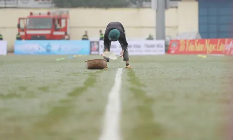 Bi hài sân Thanh Hóa kẻ vạch vôi bằng tay, xấu hơn Mỹ Đình