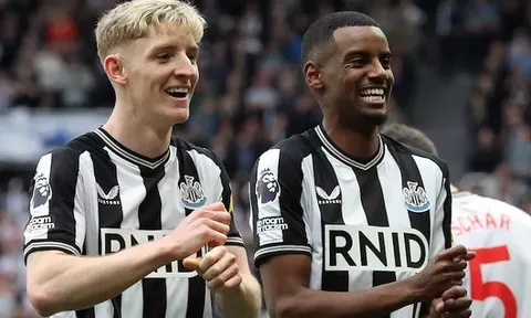 Bị Newcastle hủy diệt, Tottenham văng khỏi top 4