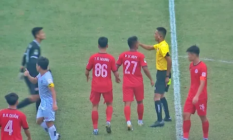 Bị trọng tài phạt penalty, CLB Việt Nam dọa bỏ giải