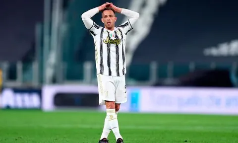 Bị trừng phạt vì đi trễ, sao Juventus nổi giận đòi ra đi