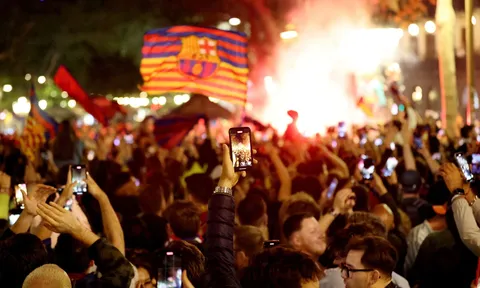 Biển người ăn mừng Barca vô địch La Liga