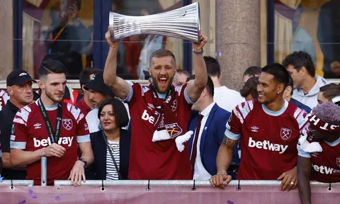 Biển người ăn mừng chức vô địch châu Âu sau 58 năm của West Ham