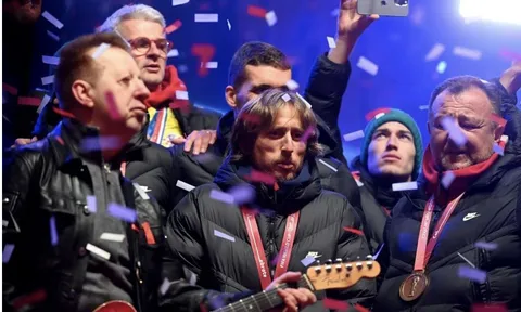 Biển người chào đón tuyển Croatia về nước sau World Cup
