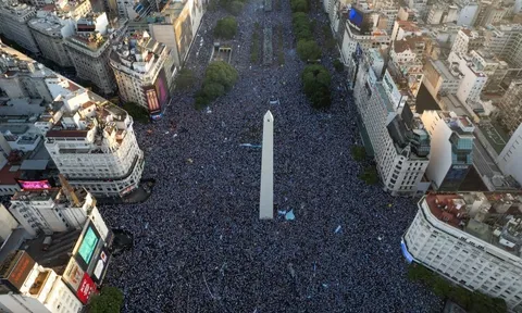Biển người chờ đón tuyển Argentina về nước