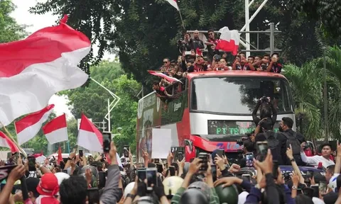 Biển người ở Jakarta chào đón U22 Indonesia về nước sau SEA Games 32