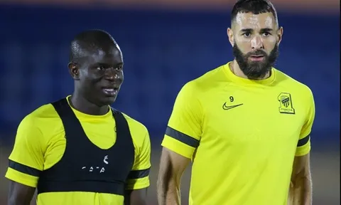 Biểu cảm của Benzema khi chạm mặt Kante