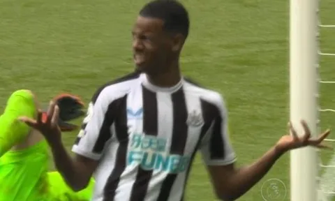 Biểu cảm của cầu thủ Newcastle khi dẫn 5-0 sau 21 phút