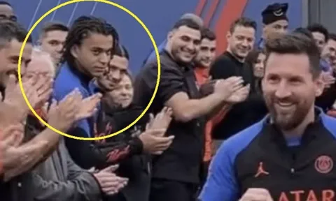Biểu cảm của em trai Mbappe khi Messi trở lại