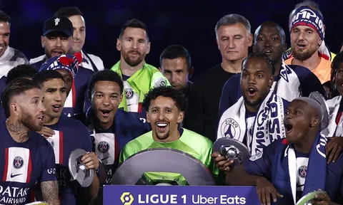Biểu cảm của Messi trong lễ nâng cúp cùng PSG