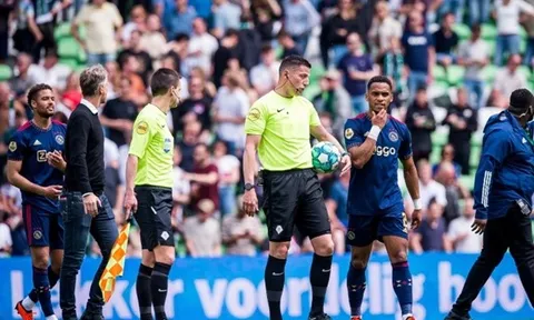 Biểu tình, bạo loạn và bom khói làm trận Ajax hoãn sau 10 phút