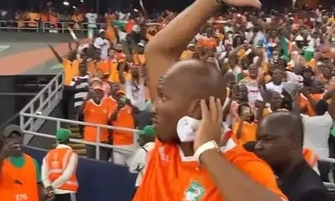 Bờ Biển Ngà vào chung kết AFCON, Drogba bấn loạn ngoài đường biên