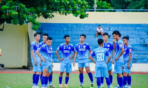 Bỏ giải, nợ lương 18 cầu thủ, CLB Việt Nam bỗng tìm thấy hy vọng