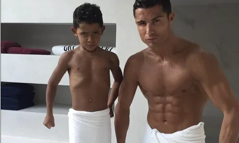 'Bố hổ' Cristiano Ronaldo