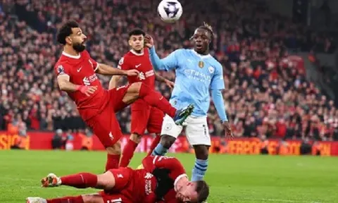 Bỏ lỡ cơ hội ngon ăn; thoát thẻ đỏ: Cầu thủ nhẹ nhõm nhất sau trận Liverpool