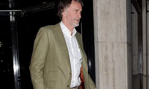 Bộn bề chuyện Man Utd, Jim Ratcliffe lộ diện gây chú ý