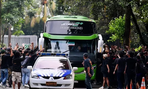 Bốn xe cảnh sát hộ tống tuyển Việt Nam tới sân Bung Karno