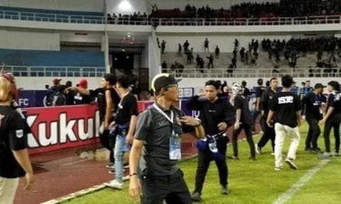 Bóng đá Indonesia lại xảy ra bạo loạn