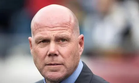 Brad Friedel chê bai động thái chuyển nhượng của cầu thủ Arsenal