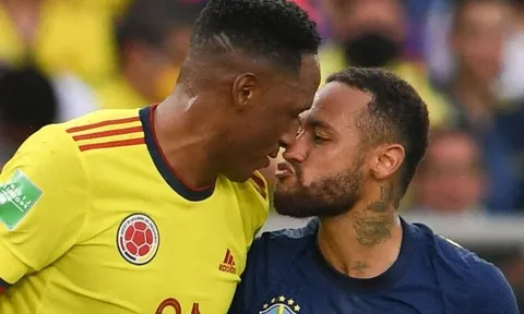 Đang cãi nhau, Neymar chu môi hôn đối thủ