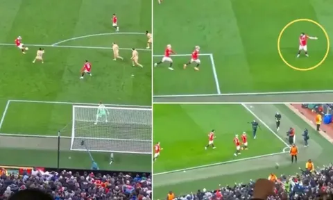Bruno chỉ chỗ cho đồng đội ăn mừng sau khi xé lưới Barca