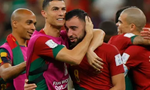 Bruno Fernandes đang lu mờ Cristiano Ronaldo