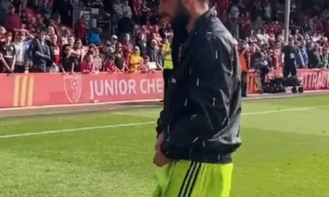 Bruno Fernandes hành động 'đốn tim' cổ động viên