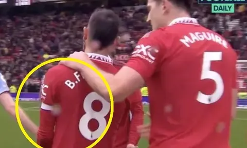 Bruno Fernandes không trả băng đội trưởng khi Maguire vào sân