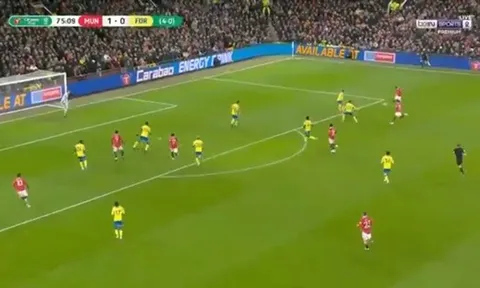 Choáng với pha xử lý điên rồ của Bruno Fernandes