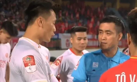 Bùi Tiến Dũng gặp sự cố, phải đổi áo