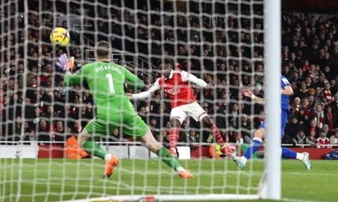 Bukayo Saka tạo siêu phẩm, Pháo lại rền vang