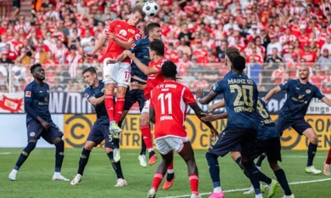 Bundesliga tròn mắt với ‘dị nhân’ không chiến