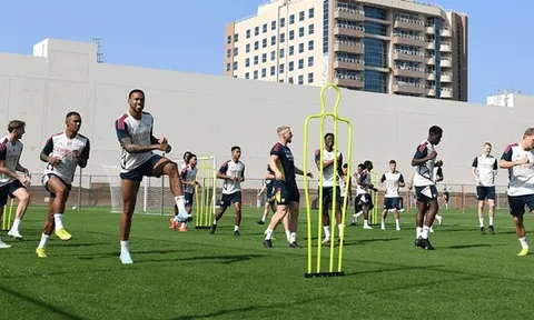 Buổi tập đầu tiên của Arsenal ở Dubai: Zinchenko trở lại, 'số 10' gây hụt hẫng