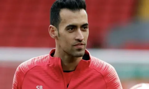 Busquets đứng trước ngã ba đường