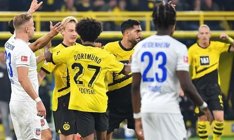 Dortmund giúp tân binh Bundesliga có điểm đầu tiên