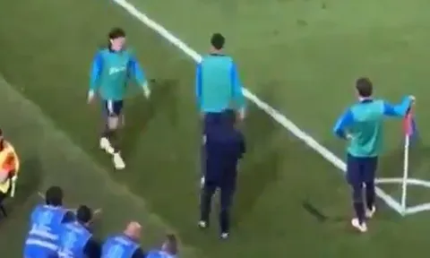 Pique khiến CĐV Barca phẫn nộ vì cách hành xử xấu hổ