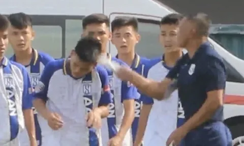 Cái 'cốc đầu' qua chai nước rỗng