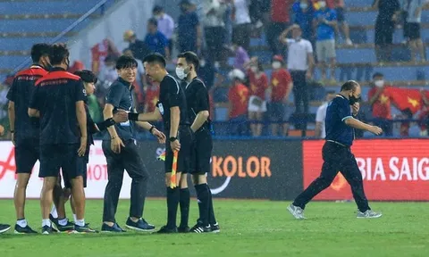 Cái ngoảnh mặt của thầy Park và cuộc chiến không khoan nhượng với ông Shin Tae-yong