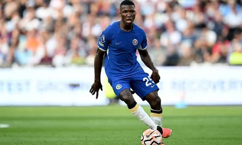 Caicedo "báo hại" Chelsea đến 2 lần trong ngày ra mắt